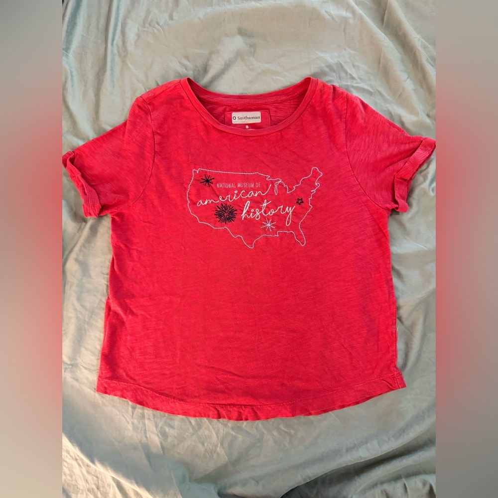 RED T SHIRT MUSEUM OF AMERICAN HISTORY SMITHSONIAN - Small- Embroidered